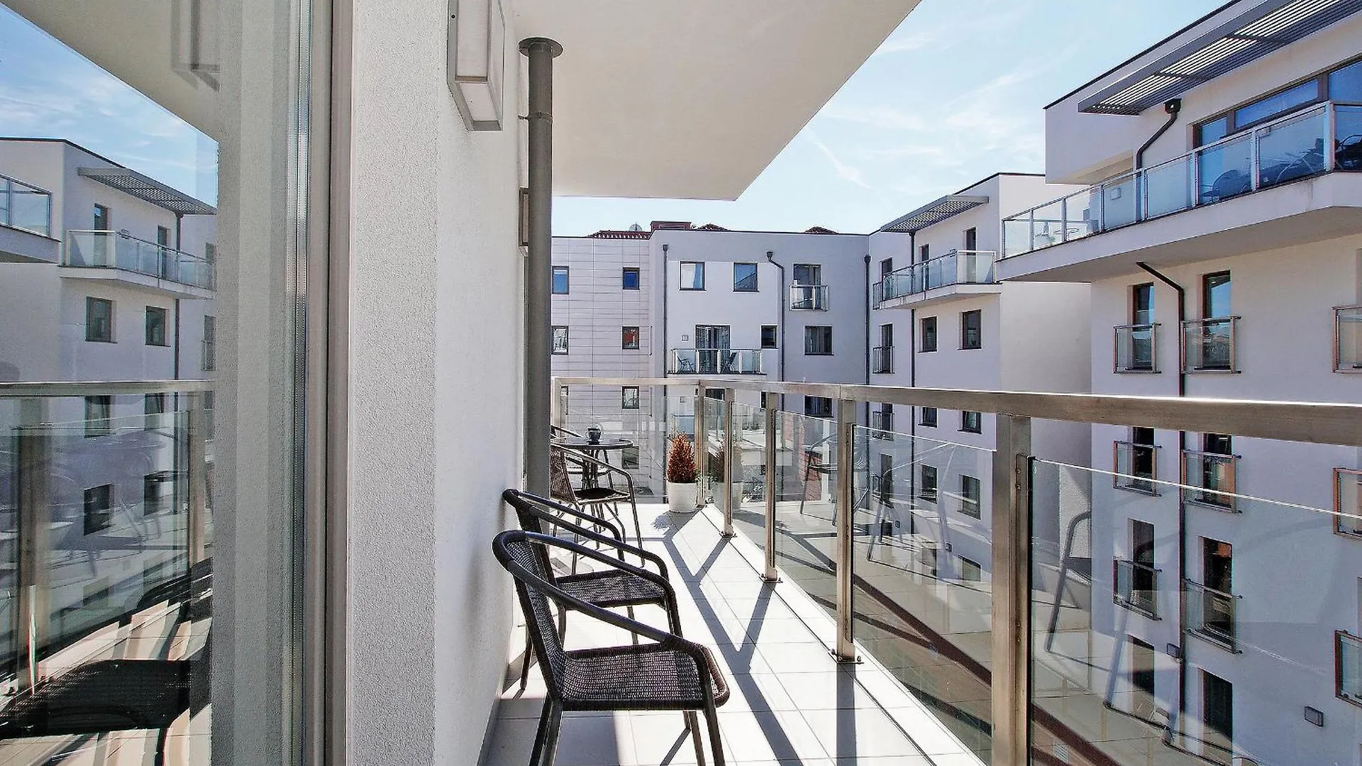Economy Dom & House Apartments By The River In Gdansk With Pool, Sauna And Gym
