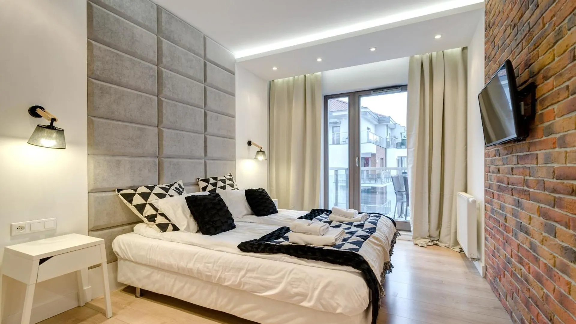 Economy Dom & House Apartments By The River In Gdansk With Pool, Sauna And Gym